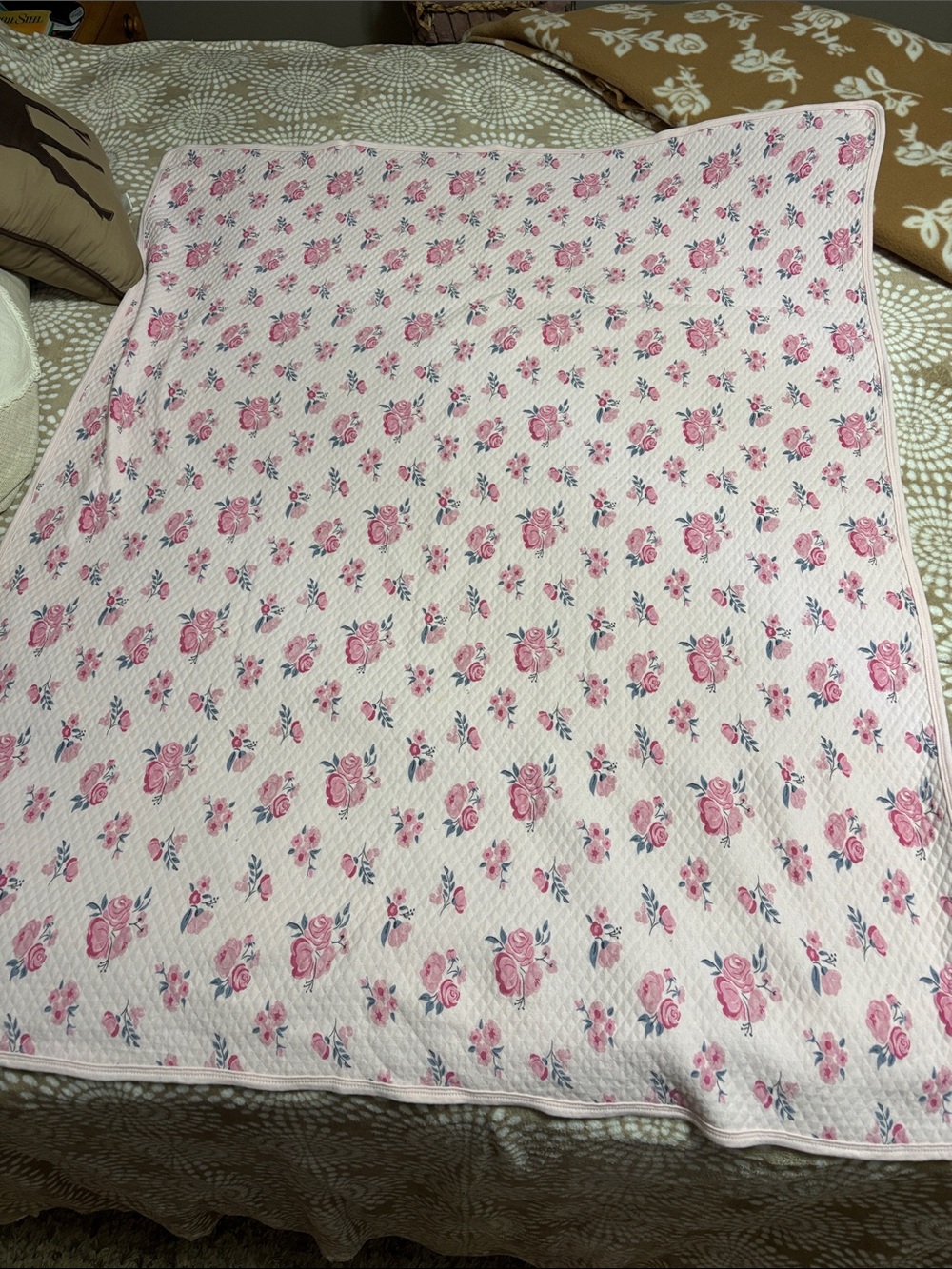 Pink Floral Quilted Blanket - Soft Rose Pattern